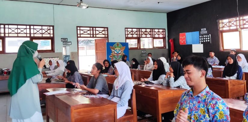Pelatihan Penulisan Esai dan Cerpen serta Pelatihan Literasi Siswa SMA Negeri 1 Singorojo
